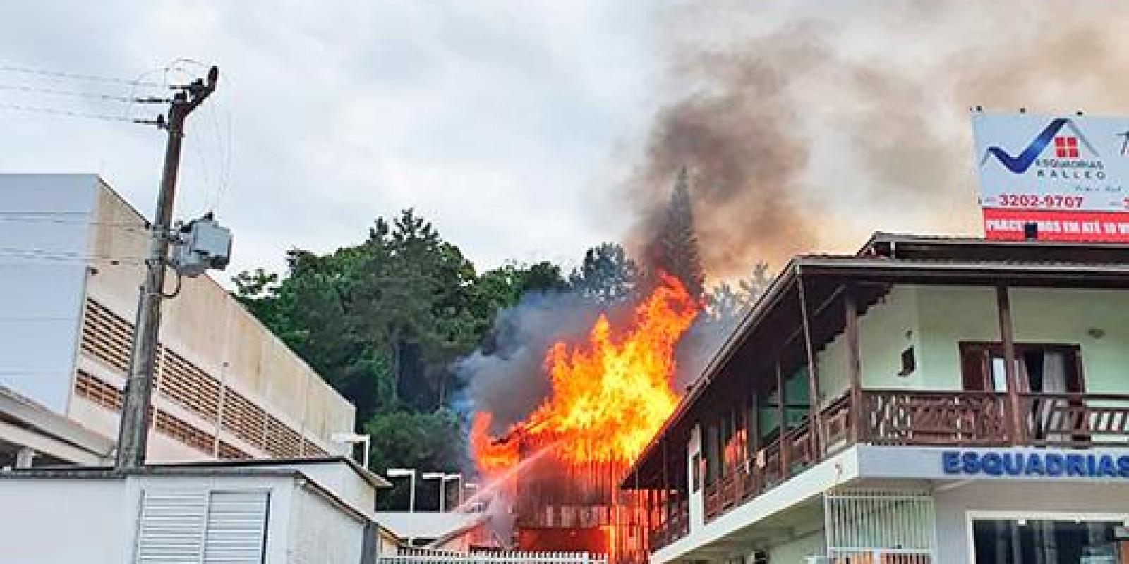 Incêndio em galpão no São Marcos - Foto 1