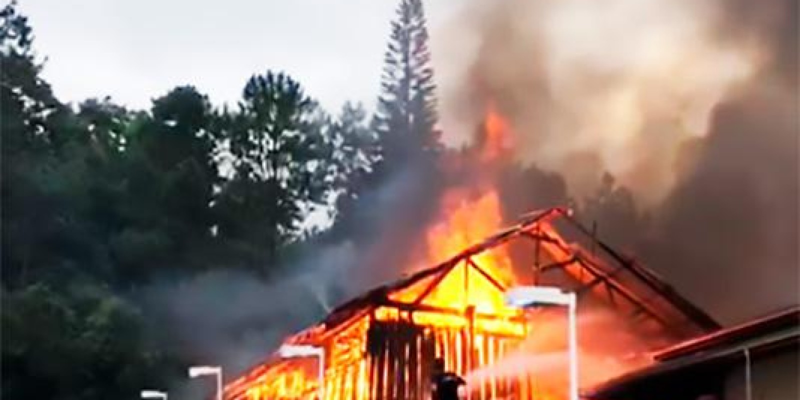 Incêndio em galpão no São Marcos - Foto 4