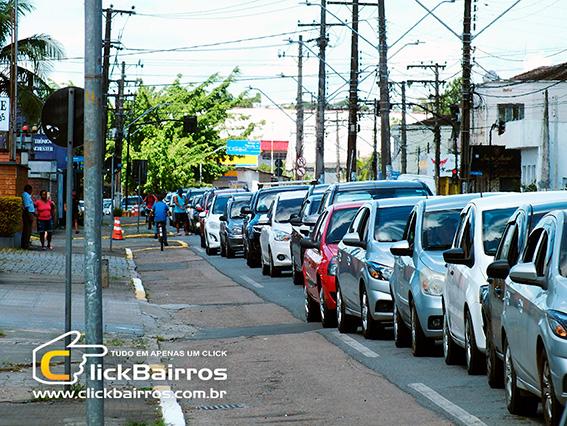 Com filas e muitas reclamações, idosos esperaram até 4 horas para serem vacinados Com filas e muitas reclamações, idosos esperaram até 4 horas para serem vacinados